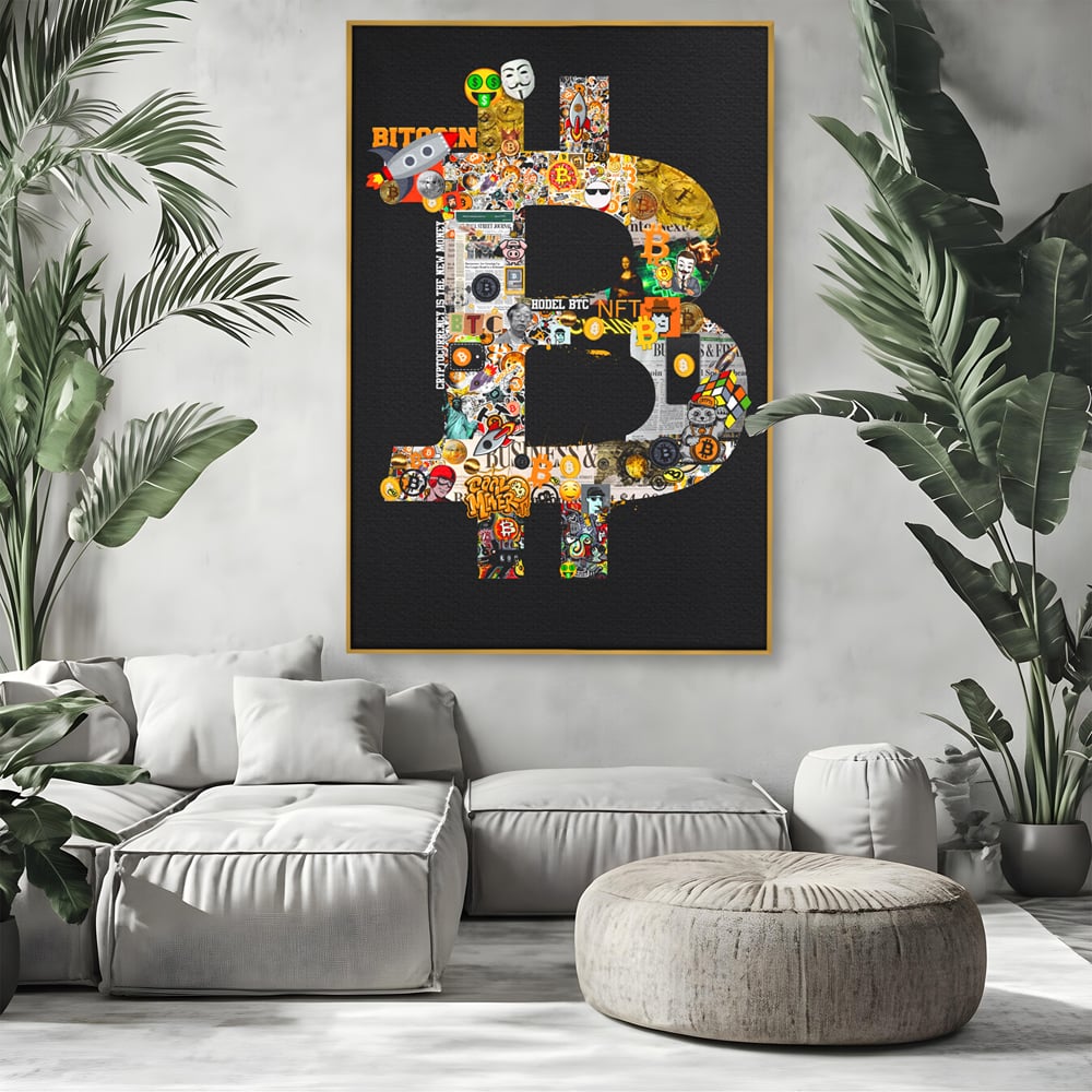 Tablou canvas cu tablou canvas cu simbolul bitcoin din colaje, in rama de aluminiu auriu, pe perete intr-un living